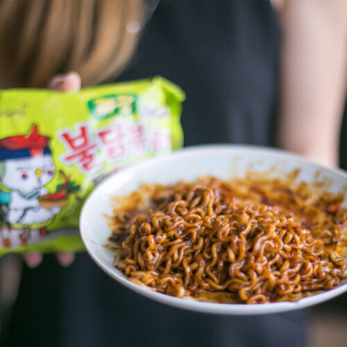 SamYang Buldak Jjajang csípős csirke ízű ramen tészta 140g