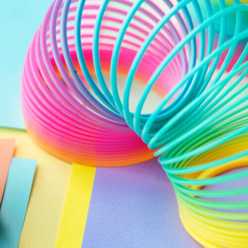 Slinky lépcsőn lépegető rugó - szivárvány színű