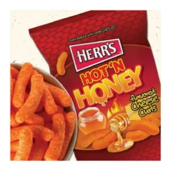 Herrs Cheese Curls Hot N Honey Mézes-csípős ízű sajtos chips 113g – 2. kép