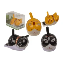 Napelemes integető macska